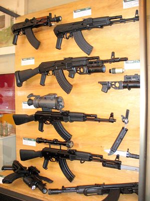 Автомати "Калашник" и пистолети "Макаров" са търгувани от оръжейната банда