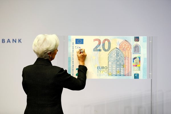 Шефката на Европейската централна банка Кристин Лагард слага подпис, който ще бъде поставен върху банкнотите евро.

СНИМКА: РОЙТЕРС