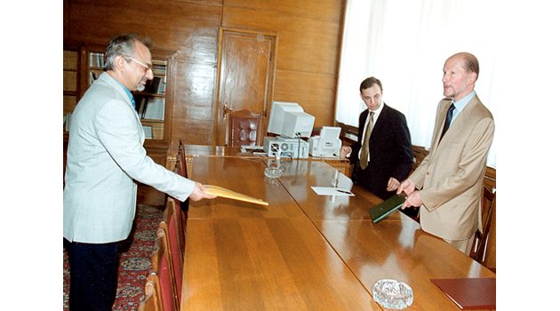 Николай Василев придружава царя по време на консултациите с Ахмед Доган и ДПС за съставяне на правителство през юли 2001 г.