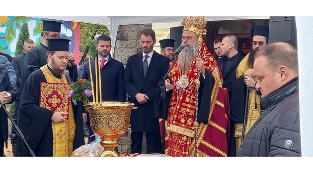 Санторели и митрополит Николай при откриването на параклиса “Свети Архангел Михаил”
