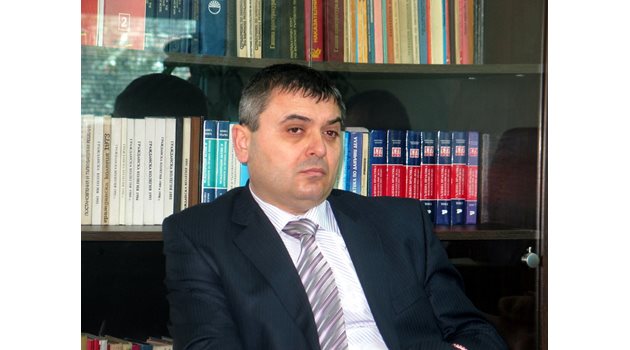 Основната връзка между семейството и посолството ни в Украйна е главният прокурор на Разград Тихомир Тодоров.