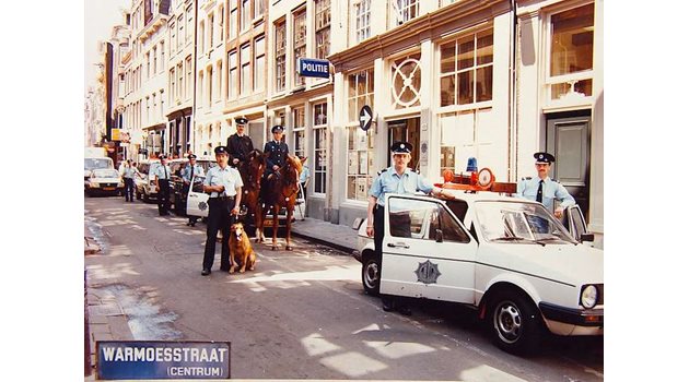 Юлияна търси политическо убежище първо в полицията в Амстердам.