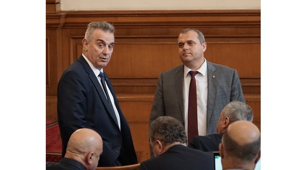 Валентин Касабов и Искрен Веселинов ще сменят Сидеров като съпредседатели.  СНИМКА: ДЕСИ КУЛЕЛИЕВА