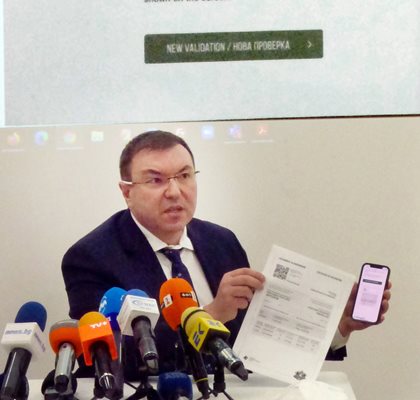 Здравният министър в оставка Костадин Ангелов на представянето на сертификата