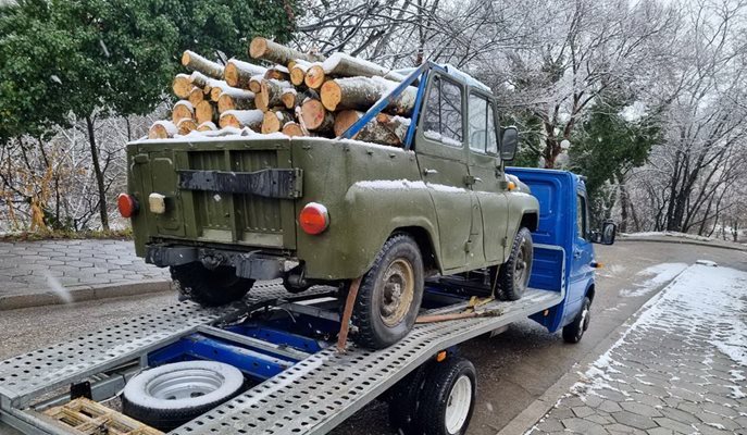 Натовареният с незаконни дърва за огрев УАЗ е без регистрационен номер и документи. Снимки Авторката