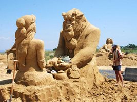 Пясъчната фигура на Красавицата и Звяра в Бургас