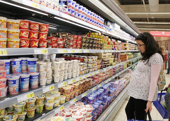 При купуване на млечни продукти от магазина винаги трябва да се проверяват внимателно съставките.

СНИМКА: “24 ЧАСА”