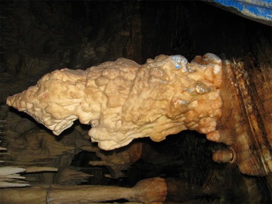 Огромно образувания в пещерата
