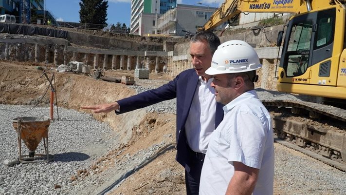 Димитър Николов наблюдава старта на същинското строителство на детската болница в Бургас.