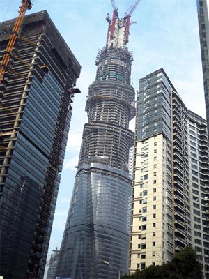 Тази кула трябва да бъде завършена през 2015 г. Работниците живеят във временни жилища пред сградата и почиват само една седмица в годината.