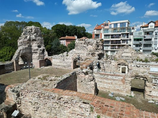 Римските терми в сърцето на стария град свидетелстват за почитта към минералната вода, която са имали в стария Одесос.