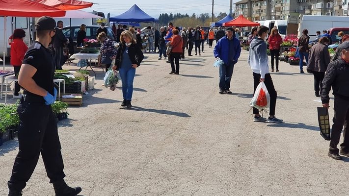 Във Велинград за гащи вместо пред урните