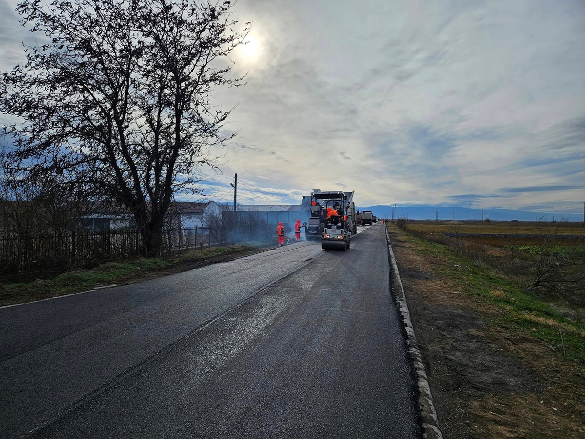 Замириса на асфалт между Белозем и Чалъково след 40 г., пътят става писта