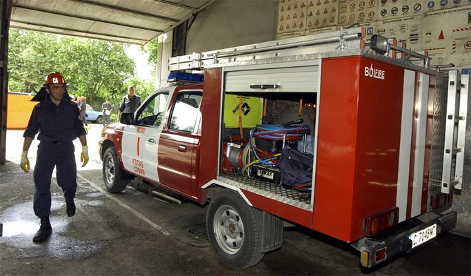 Мъж се поля с бензин и запали в дома си, извика сестра си да го гаси