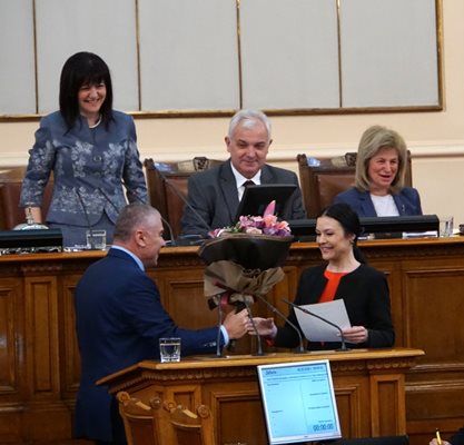 Веселин Марешки поздравява новата депутатка от "Воля".