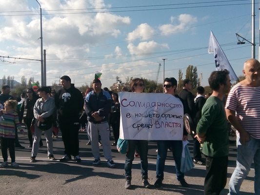 Във втория ден на протеста варненци отново блокираха Аспарухов мост, както през 2013-та година по време на големите вълнения, довели до оставката на правителството. Снимка: Авторът