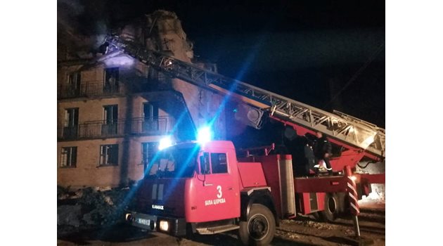 В резултат на нощната атака на Шахедите в района на Киев е пострадал граждански обект СНИМКИ: Ройтерс