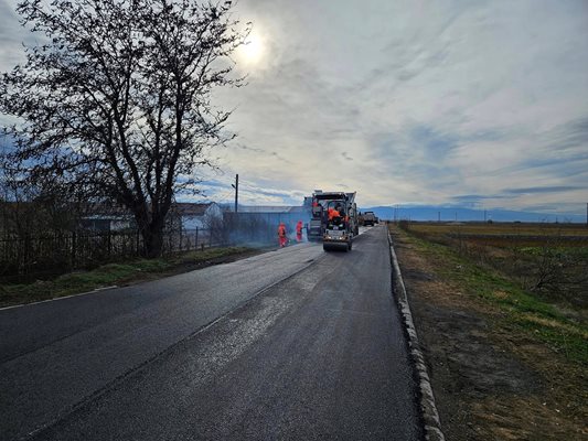 След повече от 40 години замириса на нов асфалт между Белозем и Чалъкови. Снимка: Павел Гуджеров