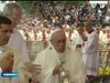Папа Франциск се спъна и падна по време на служба в Полша (Видео)