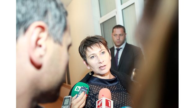 Зам.- министърът на икономиката Даниела Везиева пристигна на мястото на инцидента в квартал "Свобода" СНИМКИ: Йордан Симеонов