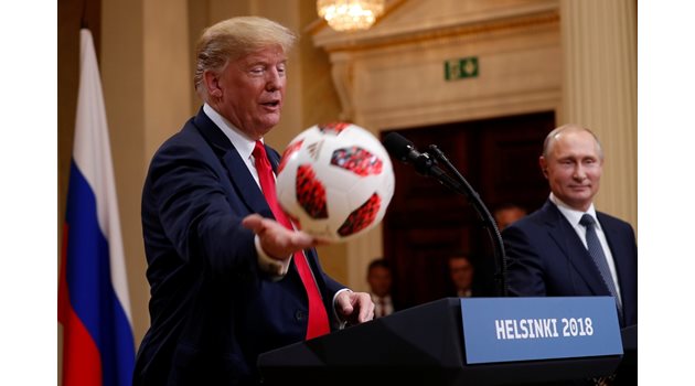Тръмп хвърля подарената му от Путин топка на Мелания. Преди това руският президент каза: “Сега топката е във вашето поле”, имайки предвид световното в САЩ през 2026 г.