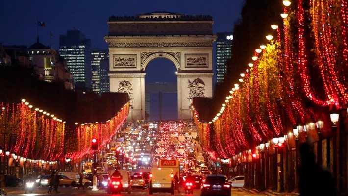 Коледните светлини пред Триумфалната арка в Париж, Франция