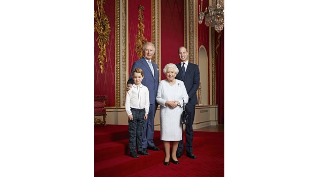 Тази снимка ускори плановете на Меган и Хари да напуснат Великобритания. Кралица Елизабет II позира с принц Чарлз, принц Уилям и  принц Джордж, за да отбележи началото на новото
десетилетие.