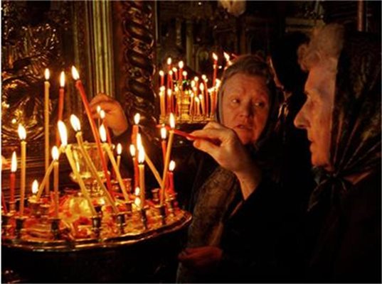 Вярващи палят свещи по време на пости СНИМКА: Архив
