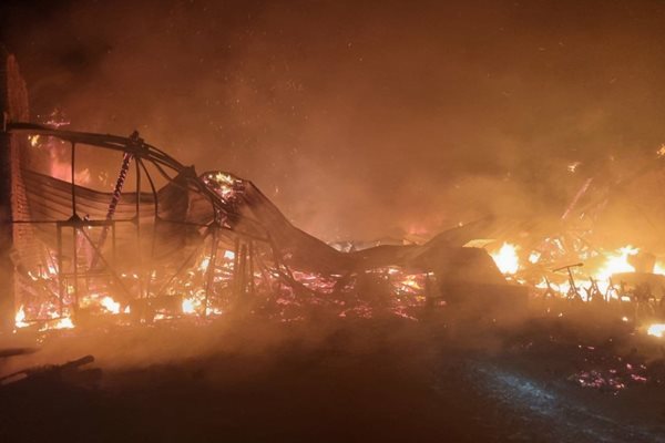 Пожарът  е лумнал в едноетажна постройка в складовата база.