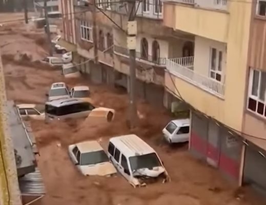 Жълт код за проливни дъждове в 54 града в Турция