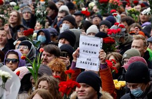 Руската полиция арестува поне 45 души, участвали в демонстрации в памет на Навални