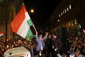 Хиляди зоват за оставката на Орбан – нов опонент го свърза с корупция (Обзор)