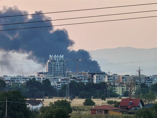 Черният облак се носи над район "Западен".