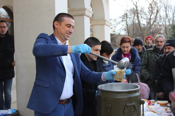 Кметът на "Западен" Димитър Колев се включи в раздаването на курбана