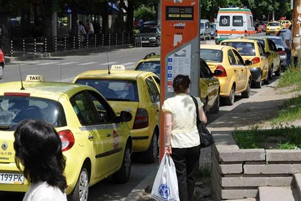 Част от такситата в София вече са сложили табели с максималната тарифа - 1,30 лв. на километър. 
