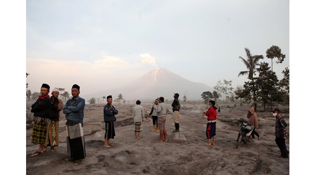 Властите са раздали повече от 20 000 маски заради високото съдържание на вулканична пепел във въздуха СНИМКА: Ройтерс