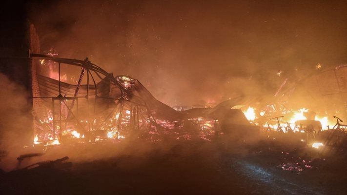 Пожарът  е лумнал в едноетажна постройка в складовата база.