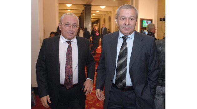 БРАТЯ ПО СЪДБА: Митхат Табаков (вдясно) и колегата му Гюнай Сефер са били доносници на ДС, съдят ги заедно за далавери и работят като депутати.