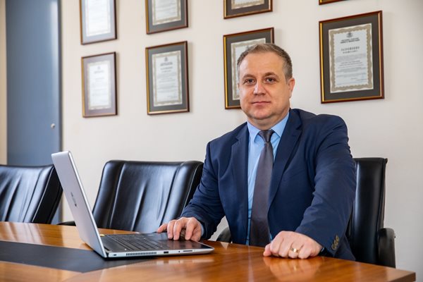Даниел Дончев има над 15 г. опит във финансовия сектор. Той е изпълнителен директор на управляващото дружество Експат Асет Мениджмънт.