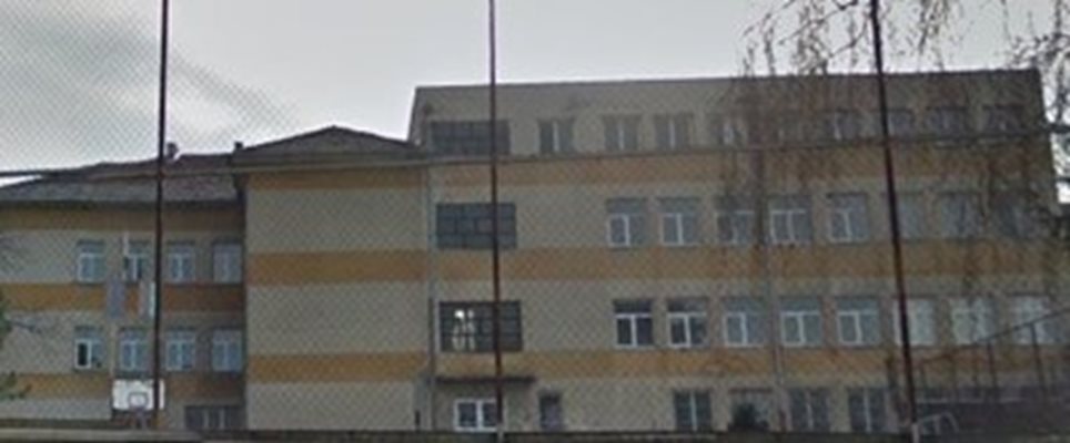 Сградата на гимназията в Бяла Снимка: Google street view