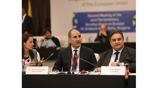 Цветан Цветанов и шефът на комисия ЛИБЕ в ЕП Клод Мораес по време на форума на върха на Европол на 19 март в София, на който бе постигнат компромис, определен като исторически.