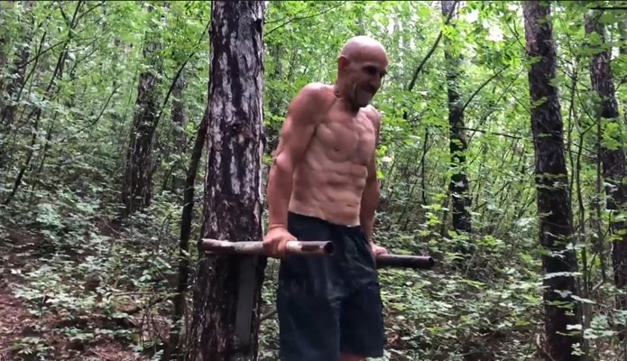 Манев тренира усилено в гората