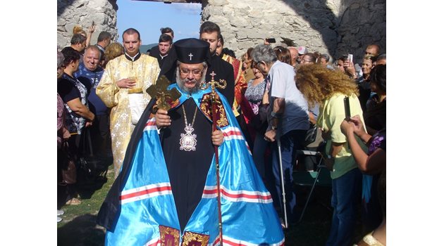 Дядо Киприан влиза в потопената черква, за да отслужи в нея Божествена света литургия на християнския празник Неделя след Петдесетница.
