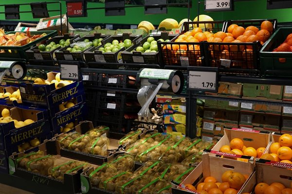 Производителите на плодове и зеленчуци трябва да имат сертификати и да минат през редица проверки, преди да продават в супермаркетите.