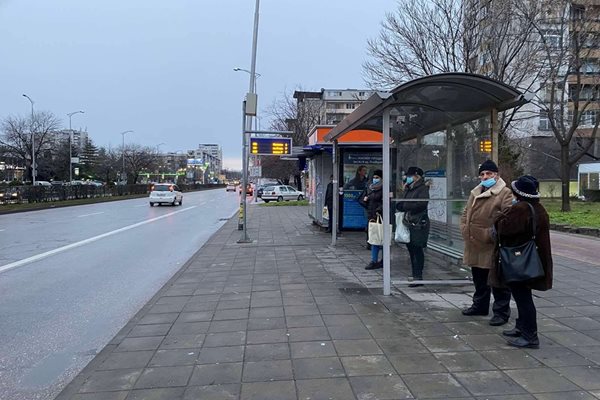 Пловдивчани се оплакват, че висят по спирките. Снимки: Авторът