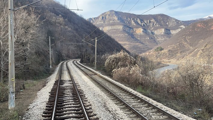 Британецът вижда хубавата страна на бавното пътуване - дава възможност да се насладиш на гледката през прозореца.