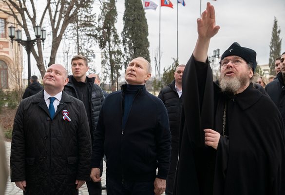 Владимир Путин при посещението си в Мариупол. СНИМКА: РОЙТЕРС
