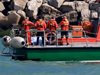 6 жертви и 50 спасени при преобръщане на лодка с мигранти в Ламанша