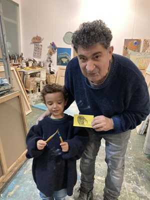 Художникът с внука си в ателието му