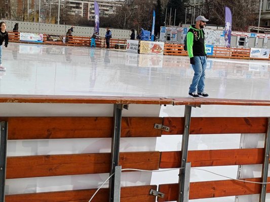 Днес е последният работен ден на ледената пързалка в Пловдив.